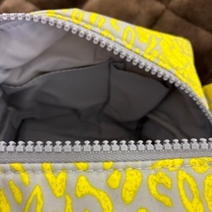 コロンとした形の軽くて大容量なポーチの画像