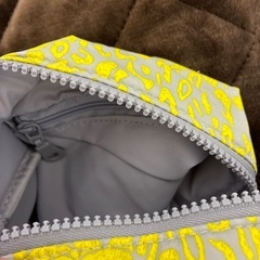 コロンとした形の軽くて大容量なポーチの画像