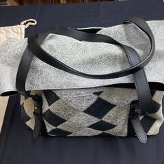 ショルダーでも手提げでも使えるバッグの画像