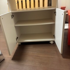 キャスター付きキッチンワゴン　食器棚の画像
