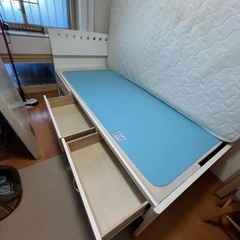 木製　白い　シングルベッドの画像