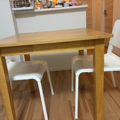 二人用テーブル、椅子付の画像