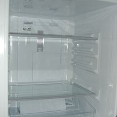 ★2448★（★1台限り★ジモティー特典★引き出しタイプの冷凍室に霜が付かない）シャープ　2ドア冷蔵庫１３７L　２０１８年製　SJ-D14D-W　48cm幅　白　霜取り　　高く買取るゾウ八幡東店の画像