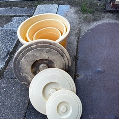 蓋付きポリバケツ　　
の画像