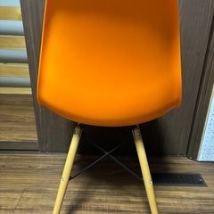 シェルチェア イームズ風 デザインチェア（オレンジ／木製脚）の画像