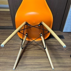 シェルチェア イームズ風 デザインチェア（オレンジ／木製脚）の画像
