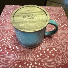 レトロなコーヒーカップ2色と蓋付きコップの画像