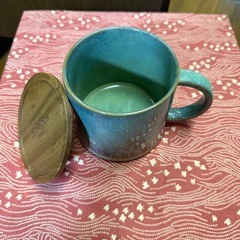 レトロなコーヒーカップ2色と蓋付きコップの画像