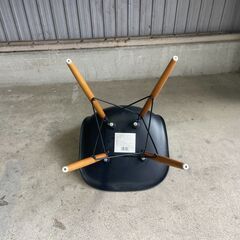 K52 アイリスプラザ オーヤマ デザインチェア ブラック イームズ風 ダイニング イス 椅子 天然木 木脚 デザイナーズ の画像