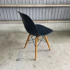 K52 アイリスプラザ オーヤマ デザインチェア ブラック イームズ風 ダイニング イス 椅子 天然木 木脚 デザイナーズ の画像