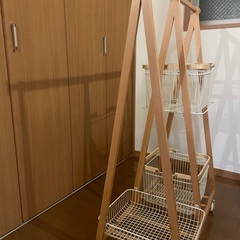 【収納とインテリアを兼ね備えた、空間に溶け込むリブキャリーバスケットハンガー】の画像
