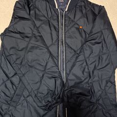 ellesseジャンパー、ユニクロジップアップ、運動靴の画像