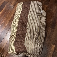 シンプルなブラウンベースのこたつ布団の画像