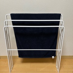 【後２日で処分& 今なら無料】タオル掛けスタンド（ホワイト）の画像