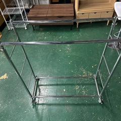 スチール製のシルバーのハンガーラック！の画像