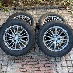 ホイル付きスタッドレスタイヤの画像