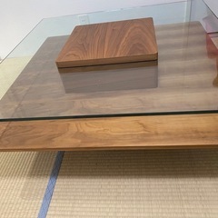 ガラステーブルの画像