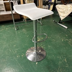 白でオシャレなバーチェアの画像