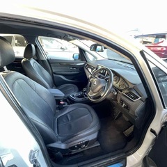 すぐ　乗って帰れます　BMW 2シリーズ アクティブツアラー 215i 📅 年式: 2015年 🚗 走行距離: 約8万km 🎨 カラー: ホワイト ⚙️ AT（オートマ）の画像