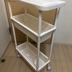 3段キャスター付きワゴン美品の画像