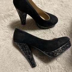スエード　ラメ　パンプスの画像
