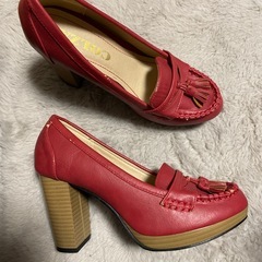 赤　ローファーパンプスの画像