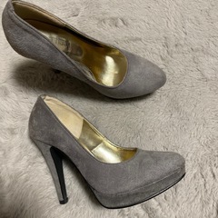 スエード　グレー　パンプスの画像