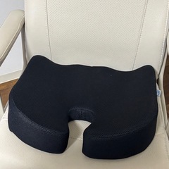 ほぼ未使用 姿勢矯正座椅子 クッション 腰痛の画像