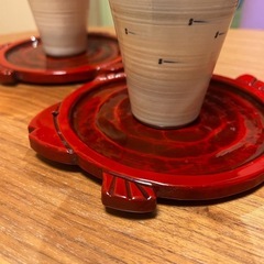 焼き物タンブラーと菓子皿の画像