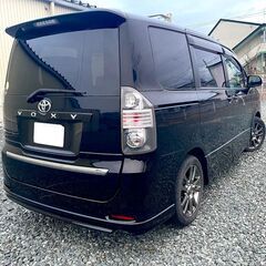月々2万円台〜【自社ローン＆リース対応】保証人不要！返済プランも柔軟です😉審査落ちのイヤ〜な経験がある方は必見★＜車検長い＞トヨタ　ヴォクシー　ZS　修復歴なし　人気の黒＆両側パワスラ♪の画像
