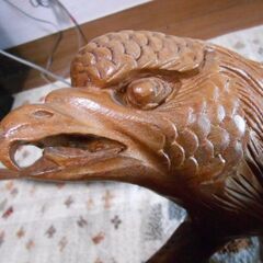 ★鷹の木彫り置物の画像