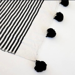 モロッコ製ポンポンブランケットの画像