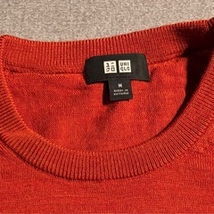UNIQLO メンズ　セーター　M カラー　赤に近いオレンジ？の画像