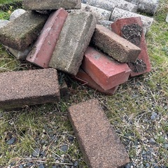 (取引中)レンガ　60個程度　まとめて引き取りの画像