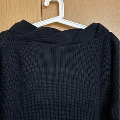 黒　長袖セーターの画像