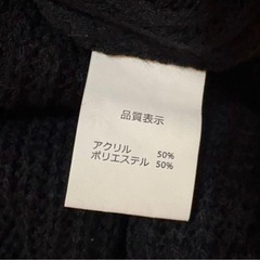 黒　長袖セーターの画像