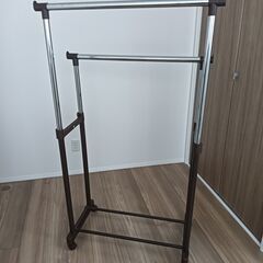 キャスター付き、2段タイプの伸縮ハンガーラックの画像