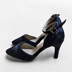 メヌエ 22cm パープル ベロア調 ストラップパンプス アンクルストラップ ベロア ベルベット ポインテッドトゥ フォーマルの画像