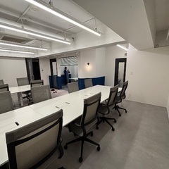 オフィスデスク　8人用と6人用　椅子14脚　ホワイト　フリースタイルデスクの画像