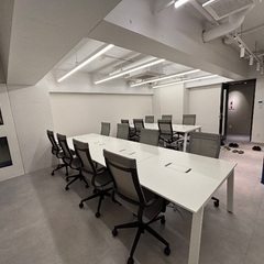 オフィスデスク　8人用と6人用　椅子14脚　ホワイト　フリースタイルデスクの画像