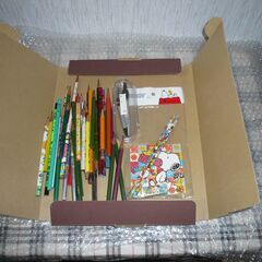 中古品　多数のエンピツと色えんぴつと蛍光ペンと筆ペン　他の画像
