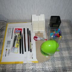 中古品　多数のエンピツと色えんぴつと蛍光ペンと筆ペン　他の画像