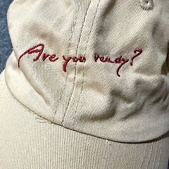 ベージュキャップ 刺繍ロゴ入り シンプルデザイン 男女兼用 フリーサイズ 綿100%の画像