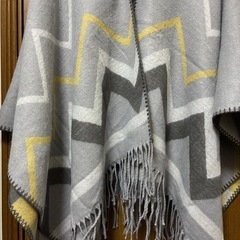 レディース　ニット　フリンジ付ポンチョ　ストール　の画像