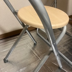 テーブルと椅子の画像