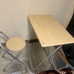 テーブルと椅子の画像