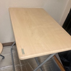 テーブルと椅子の画像