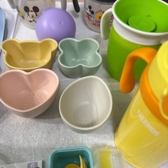 マグ、離乳食用食器、食事用エプロン、歯磨きシートなどの画像