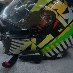 aguヘルメット、インカム付きの画像