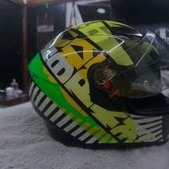 aguヘルメット、インカム付きの画像